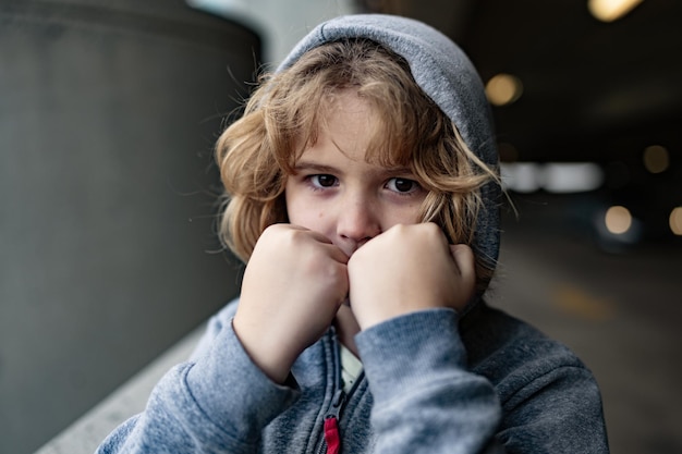 Aggressief kind agressie kind jongen vechten op straat boos agressief kind met vuist agressief