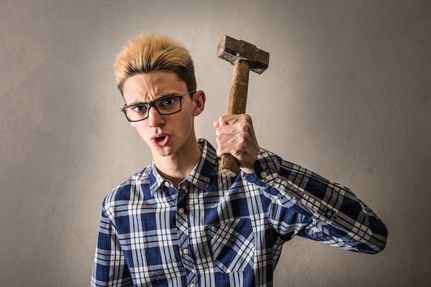 Foto ragazzo aggressivo che minaccia con un martello