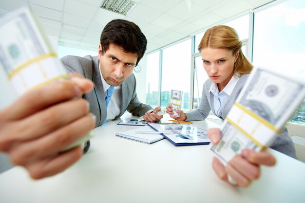 Foto aggressivo dipendente bianco business aziendale