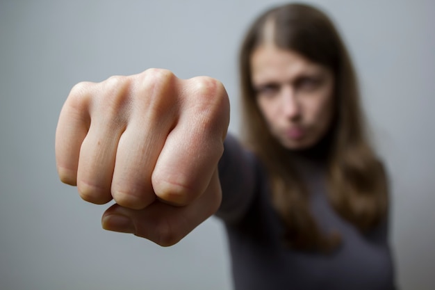 Foto la donna aggressiva batte il pugno. difesa personale.