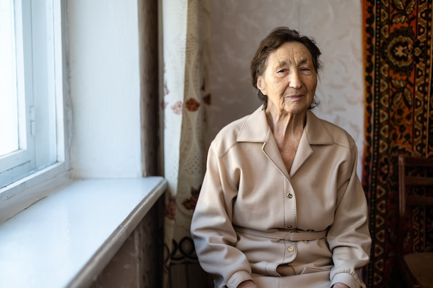 老化の過程-非常に年配の年配の女性の笑顔