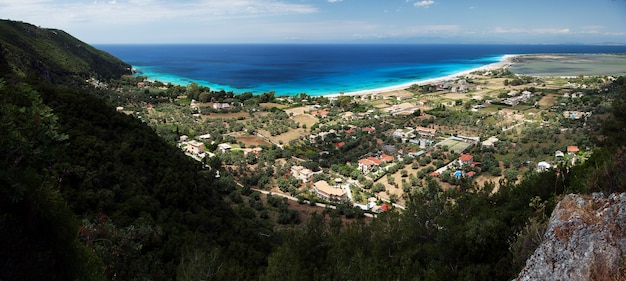 Agios ioannis beach panoram, lefkada-eiland, griekenland. prachtige turquoise zee op het eiland lefkas in griekenland