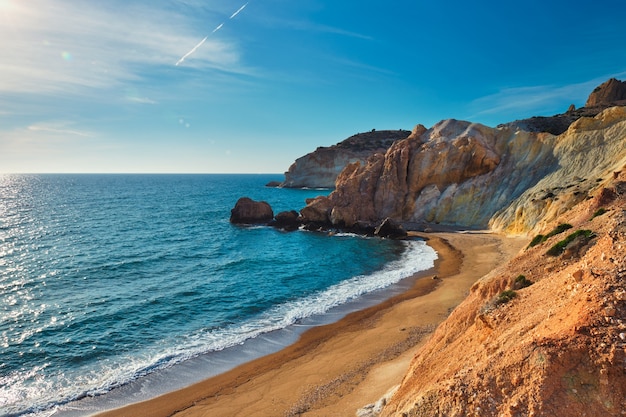 Agios ioannis-strand op het eiland Griekenland van zonsondergangmilos