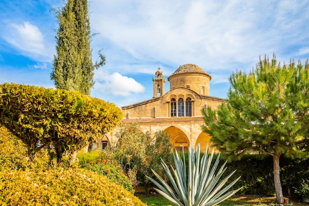 Agios Mamas-kerk met klokkentoren en tuin voor Guzelyurt Morphou Noord-Cyprus