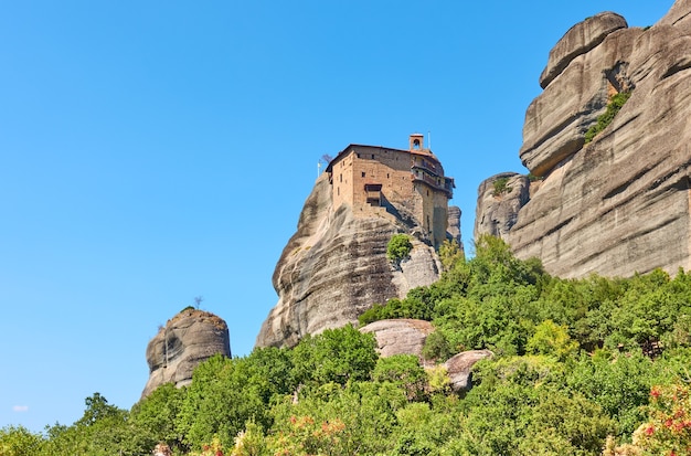 그리스 메테오라(Meteora)의 바위 꼭대기에 있는 아기오스 니콜라오스 아나파프사스(Agios Nikolaos Anapafsas) 수도원 - 그리스 풍경