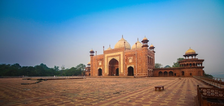 Photo agra india taj mahal the jawab a replica of the mosque on the opposite side of the complex