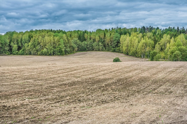 Foto agrarisch platteland landelijk uitzicht geploegd veld en bodem