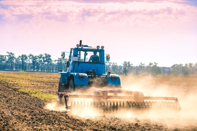 Agrarisch werk op het veld Bodembewerking