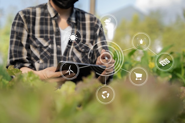 Agrarische technologie boer man met behulp van tabletcomputer analyseren van gegevens en ochtend afbeelding icoon