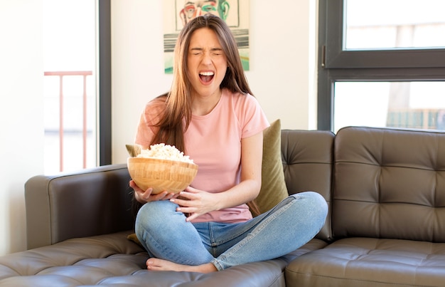 agressief schreeuwen, erg boos, gefrustreerd, verontwaardigd of geïrriteerd kijken, nee schreeuwen