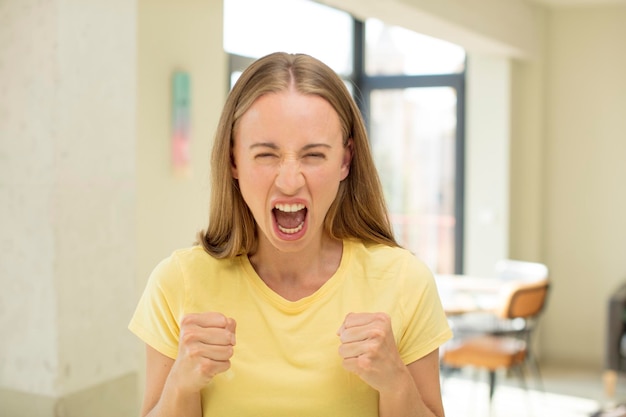 Agressief schreeuwen met een geïrriteerde, gefrustreerde, boze blik en strakke vuisten die woedend zijn.