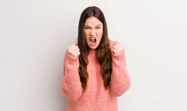 Agressief schreeuwen met geïrriteerde gefrustreerde boze blik en strakke vuisten die woedend voelen