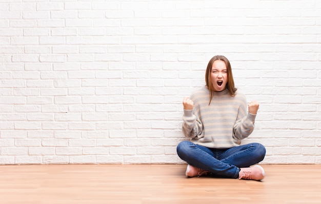 agressief schreeuwend met een boze uitdrukking of met gebalde vuisten om succes te vieren