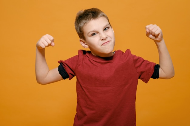 Agressieve jongen op een gele achtergrond