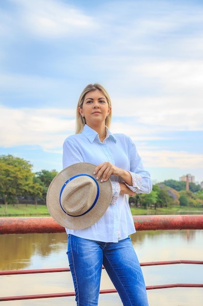 Donna agroalimentare che indossa cappello e jeans alla fine di una giornata lavorativaxa