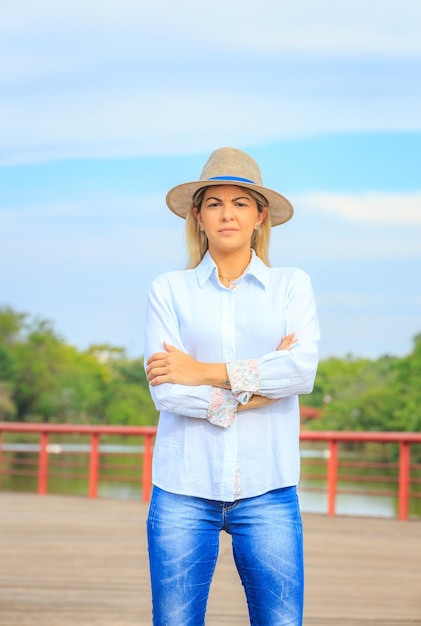 Donna agroalimentare che indossa cappello e jeans alla fine di una giornata lavorativaxa