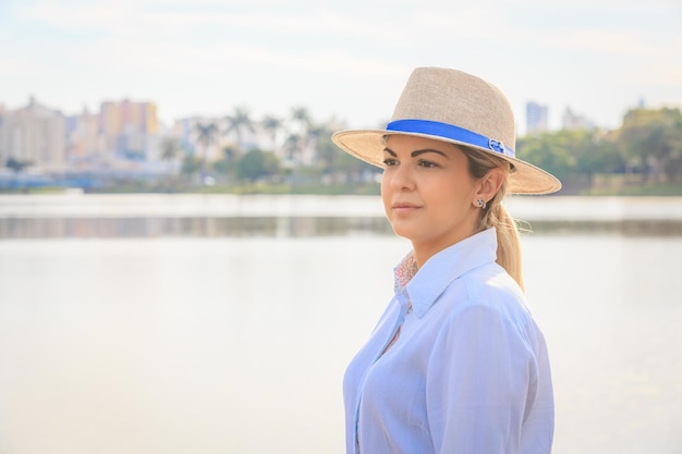 Photo agribusiness woman wearing hat and jeans at the end of a working dayxa