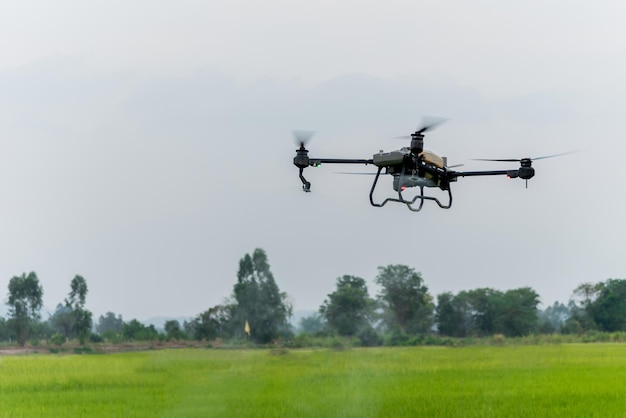 Foto i droni agricoli spruzzano fertilizzante nei campi di riso concetto di fattoria intelligente