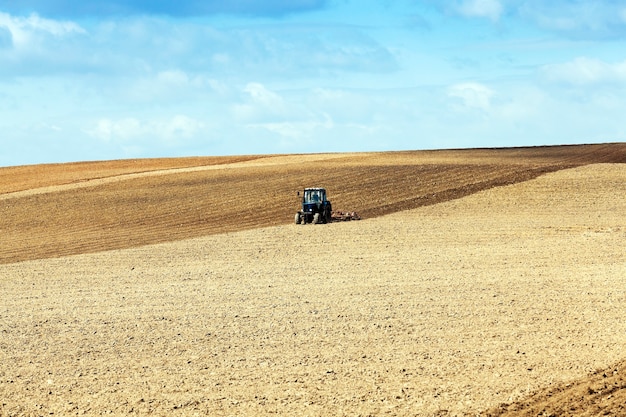 Campo agricolo, che è il trattore primaverile arato per la semina