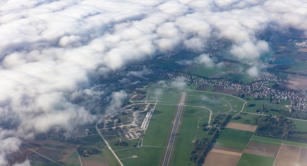 写真 田んぼと家々を上から 飛行機の窓から空撮