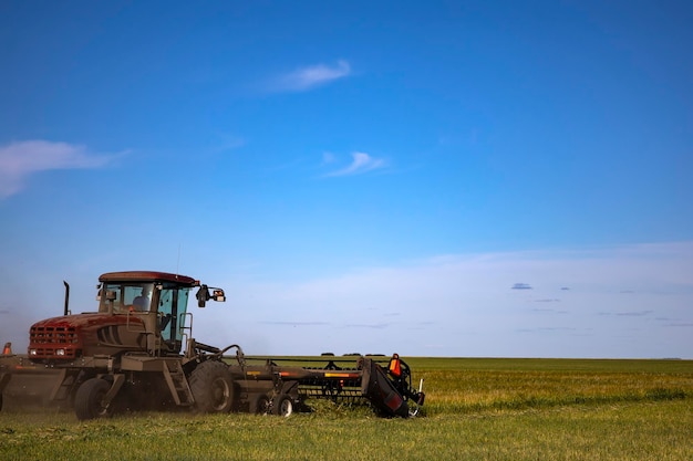 Foto macchine agricole in funzione nei campi una nuova tendenza tecnologica