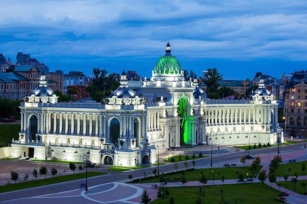 La vista aerea del palazzo agricolo sull'argine di kazanka vicino al cremlino, kazan, russia. il palazzo dell'agricoltura è uno dei principali punti di riferimento turistici di kazan.