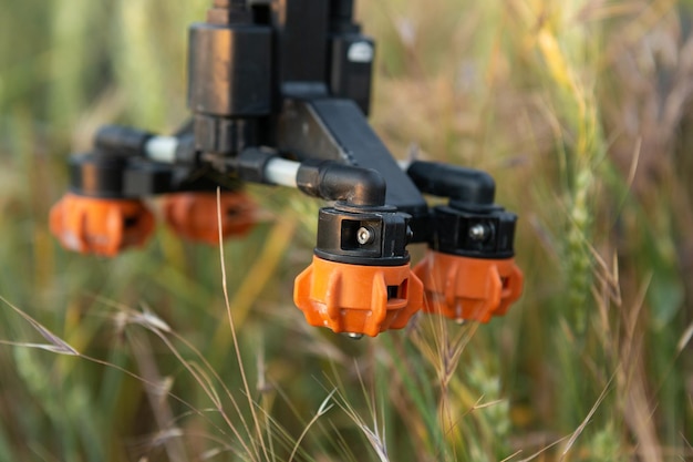 Концепция «умной фермы» в сельскохозяйственных технологиях Фермерские техники дистанционно управляют сельскохозяйственными дронами, чтобы летать и распылять удобрения на полях