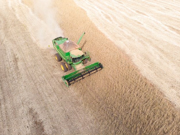 畑で大豆を収穫する農業用トラクター。