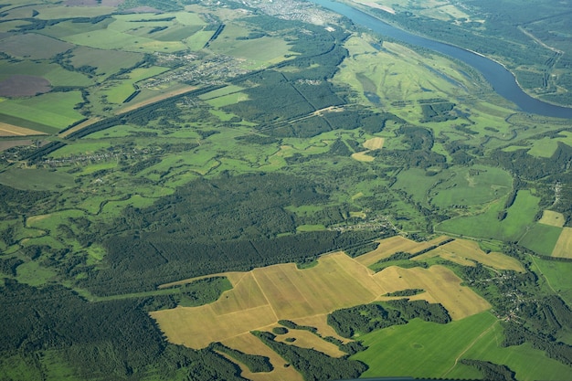 Veduta aerea dell'agricoltura veduta aerea dei campi veduta aerea dei campi delle fattorie paesaggio estivo veduta aerea di green terrian