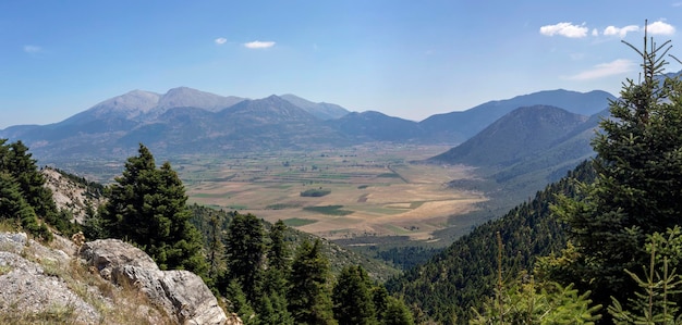 農業晴れた夏の日の山の近くの谷の高さからの農地Achaeaギリシャペロポネソス半島