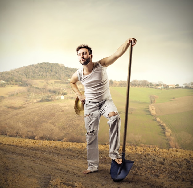 Foto lavoratore agricolo in campagna