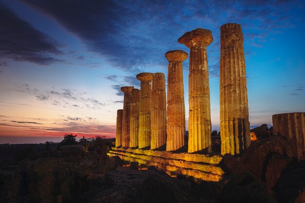 Photo agrigento temple heracles at sunset. italy.