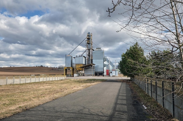 Agro-industrieel complex met silo's en graandroog- en zadenreinigingslijn