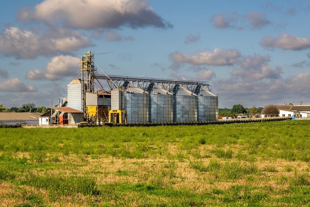 Agro silo's graanschuur lift met zaden reinigingslijn op agroprocessing fabriek voor verwerking drogen reiniging en opslag van landbouwproducten