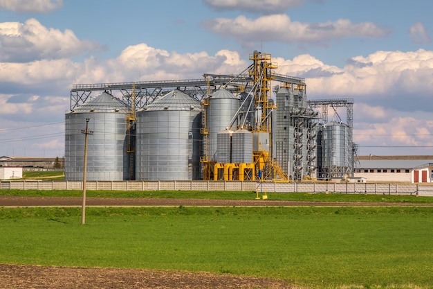 Agro silo's graanschuur lift op agroprocessing fabriek voor verwerking drogen reiniging en opslag van landbouwproducten meel granen en graan