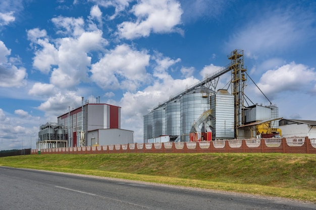 Agro-silo's op het agro-industriële complex en de lijn voor het drogen van graan en het reinigen van zaden