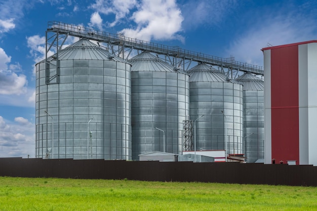 Agro-silo's op het agro-industriële complex en de lijn voor het drogen van graan en het reinigen van zaden