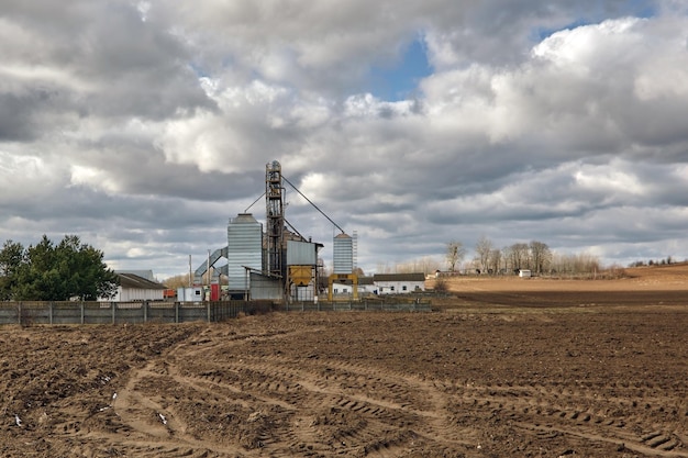 Agroindustrial complex with silos and grain drying and seeds cleaning line