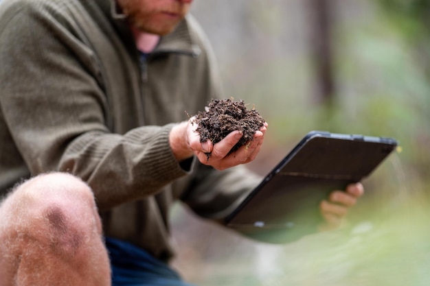 agronomist een boerderij die agronomie beoefent, bodem houdt, bodemtests doet in haar thuislaboratorium, naar het leven en de gezondheid van de bodem kijkt