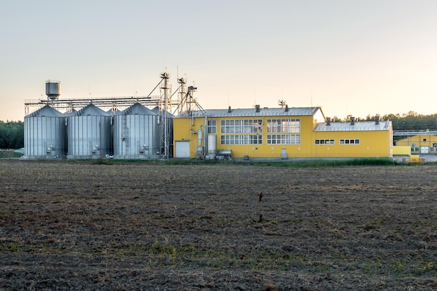 Agroverwerkings- en productiefabriek voor verwerking en zilversilo's voor het drogen van reiniging en opslag van landbouwproducten meel granen en graan Graanschuurlift