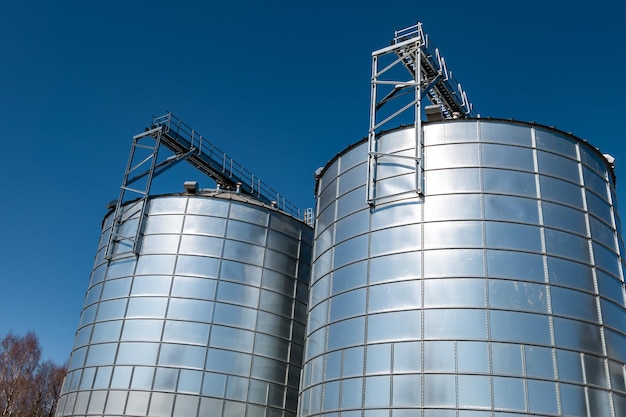 Agroverwerkingsinstallatie voor verwerking en silo's voor drogen reiniging en opslag van landbouwproducten meel granen en graan