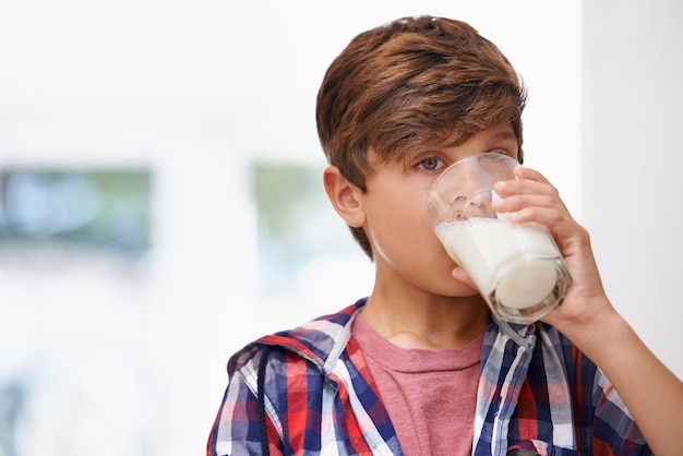 ああおいしいミルクを一杯飲む少年