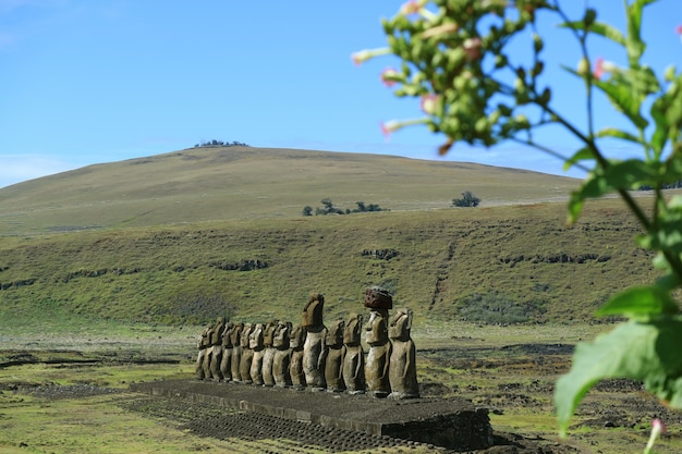 배경, 이스터 섬 또는 Rapa Nui, 칠레에 Poike 화산과 Ahu Tongariki Moai 파 멸