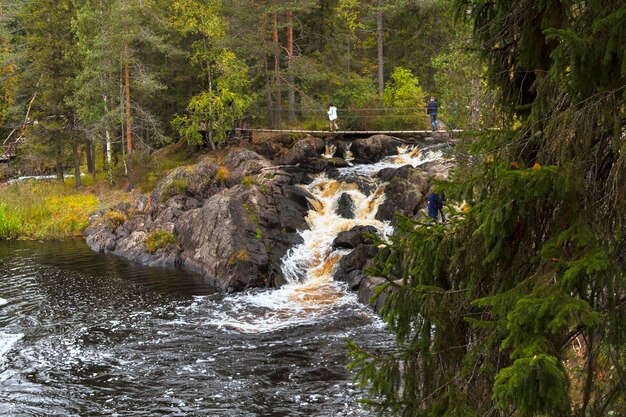 Ahwenkoski-waterval op de Tohmajoki-rivier. Republiek Karelië. Rusland