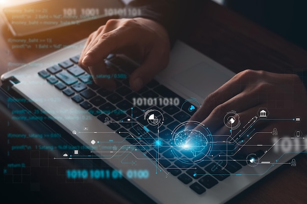ИИ и IoT концепции бизнеса бизнесмен, работающий на ноутбуке для искусственного интеллекта многоугольный мозг с иконами умного города Интернет вещей ИИ концепция и бизнес IoT