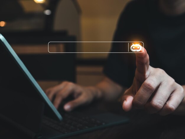 AI 搜索技术概念 搜索引擎带有文本和机器人图标的空白空间 按数据搜索优化由人工智能进行,而商人使用笔记本电脑工作