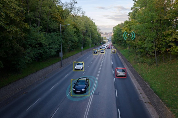 Foto concetto di monitoraggio delle telecamere per il traffico cittadino intelligente ai strada con auto conteggio della licenza di registrazione delle auto
