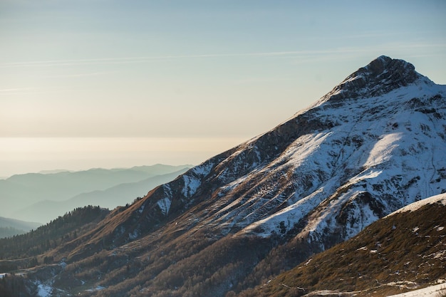 Aibga-gebergte bedekt met sneeuw in zonlicht