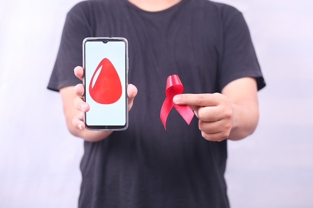 Simbolo dell'aids con nastro rosso contro l'hiv isolato su sfondo bianco