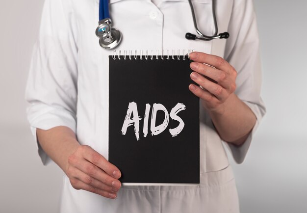 AIDS woord concept. gezondheidszorg en medisch op zwart.